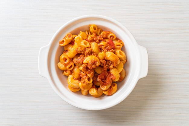 macarrão com molho de tomate e carne de porco picada, chop suey americano, goulash americano