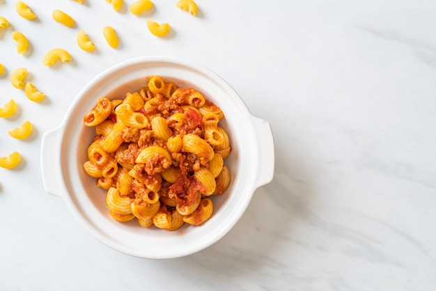 Foto macarrão com molho de tomate e carne de porco picada