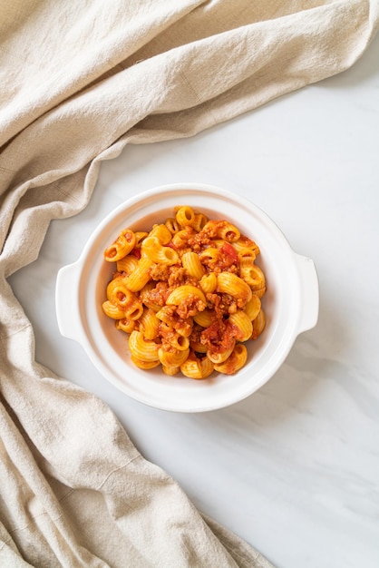 Macarrão com molho de tomate e carne de porco picada