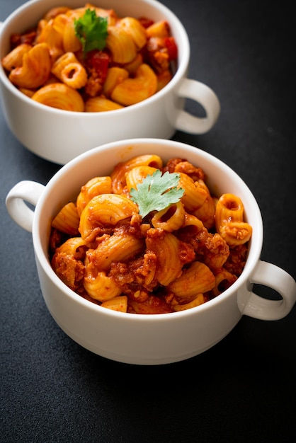 macarrão com molho de tomate e carne de porco picada