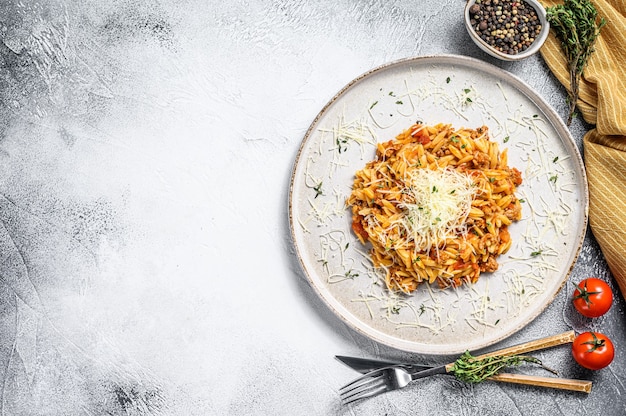 Macarrão com molho de tomate e carne moída