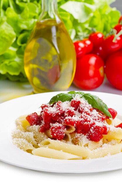 Macarrão com molho de tomate e manjericão