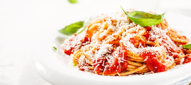 Foto macarrão com molho de tomate e queijo parmesão