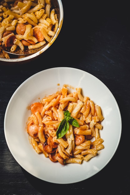 macarrão com molho de tomate e salsichas (prato principal)