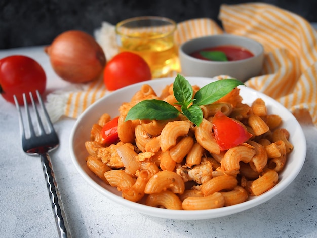 Macarrão com molho de tomate na mesa de madeira branca