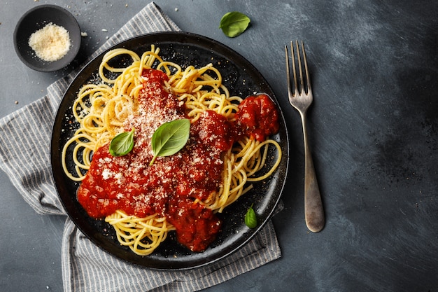 Macarrão com molho de tomate no prato