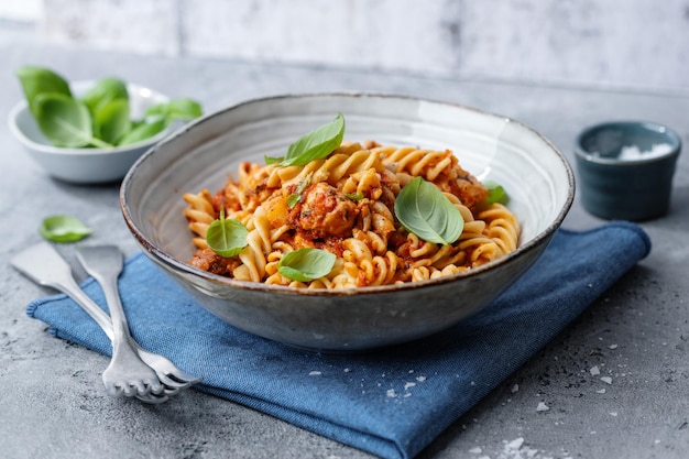 Macarrão com molho de tomate servido em tigela