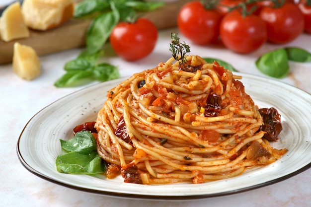 Foto macarrão com molho de tomate, tomate seco e azeitonas