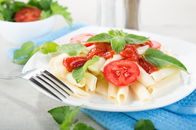 Macarrão com molho, legumes e hortelã verde