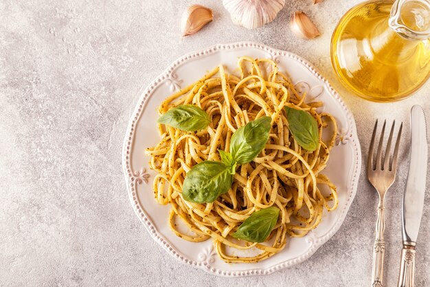 Macarrão com molho pesto caseiro