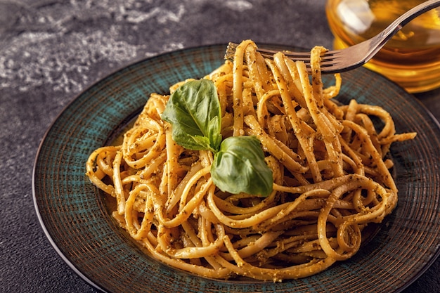 Macarrão com molho pesto caseiro