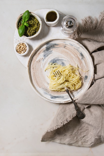 Macarrão com molho pesto