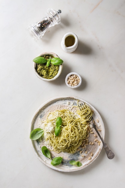 Macarrão com molho pesto