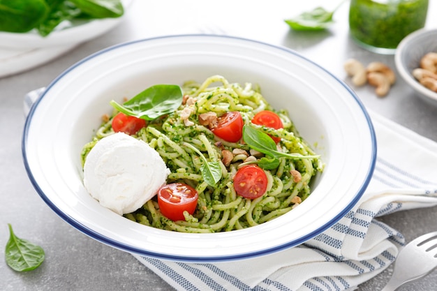 Macarrão com pesto de espinafre e castanha de caju e requeijão cremoso