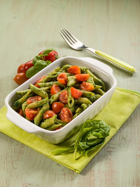 Macarrão com pesto de espinafre ricota e tomates frescos