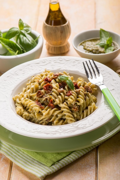 Macarrão com pesto pistache e tomate seco foco seletivo