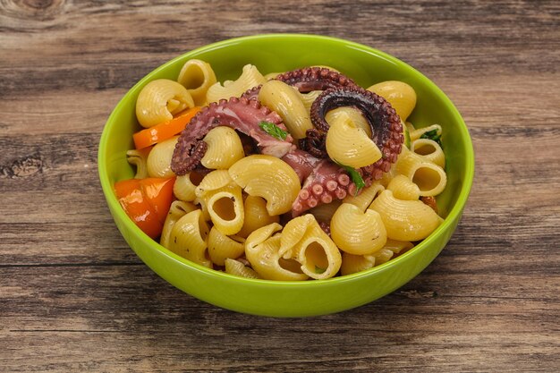 Macarrão com polvo e tomate amarelo