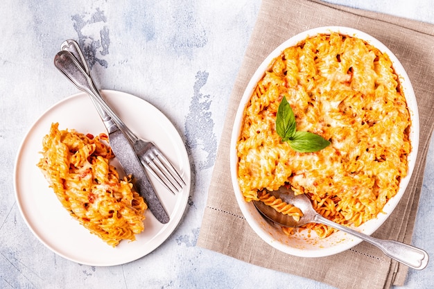 Macarrão com queijo assado com molho de queijo