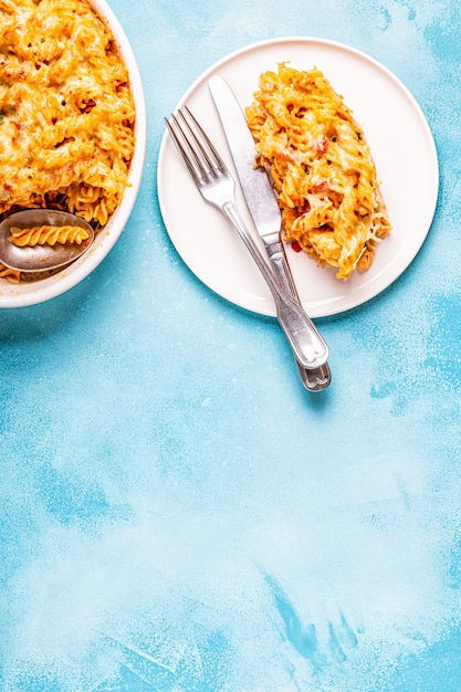 Macarrão com queijo assado com molho de queijo