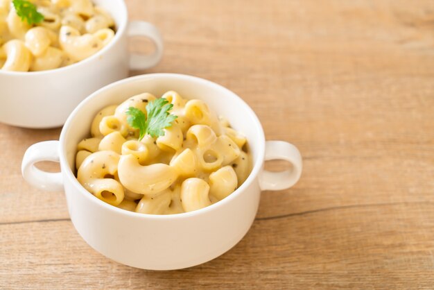 Macarrão com queijo com ervas em uma tigela