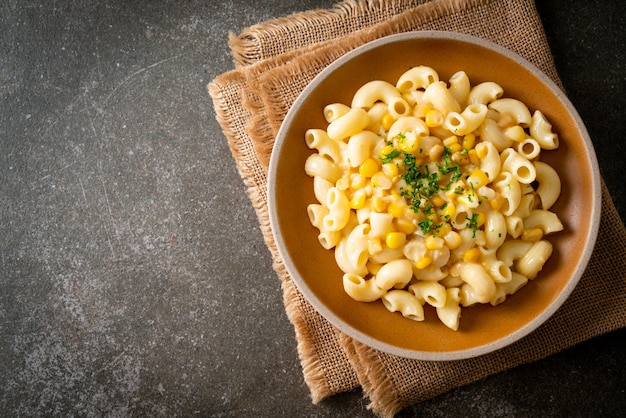 Macarrão com queijo de milho cremoso no prato