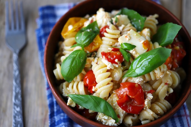 Macarrão com queijo feta e tomate