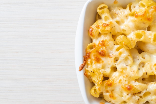 macarrão com queijo, macarrão com molho de queijo. estilo americano