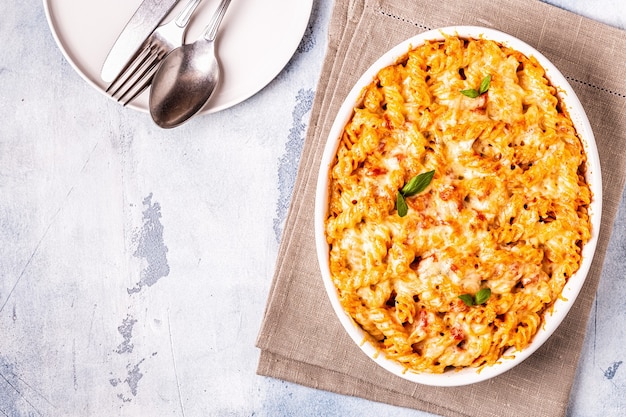 Macarrão com queijo, massa assada com molho de queijo