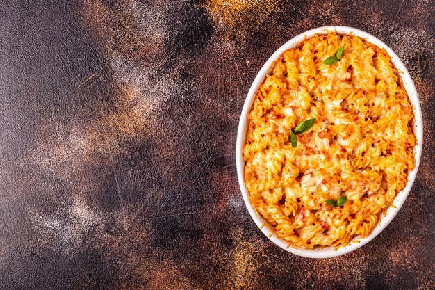 Macarrão com queijo, massa assada com molho de queijo