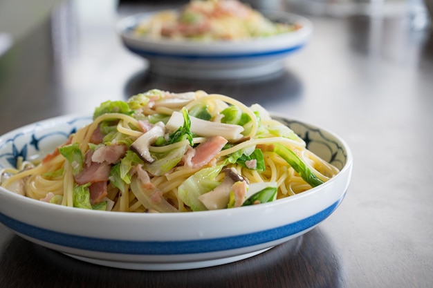 Macarrão com repolho, cogumelos trombeta e bacon