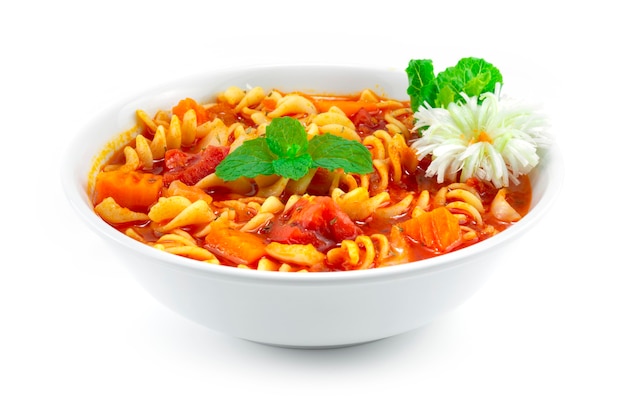 Macarrão com Sopa de Tomate Comida italiana com decoração de fusão de estilo alho-poró esculpido e vegetais