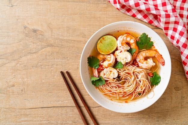 macarrão com sopa picante e camarão em tigela branca