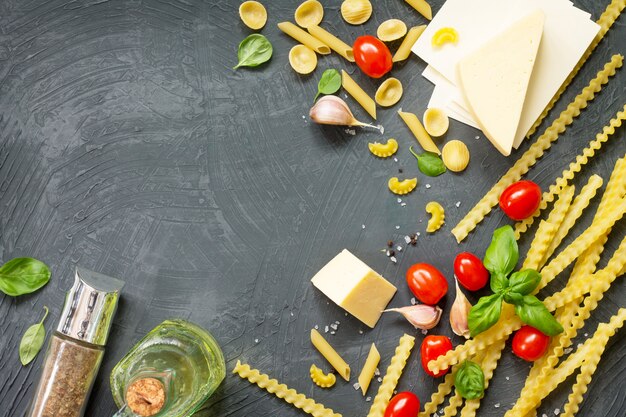 Macarrão com tomate e temperos