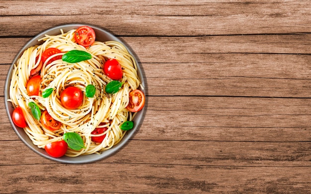 Macarrão com tomate em um flatley de fundo de madeira