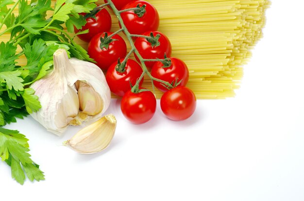 Macarrão com tomate em um fundo branco