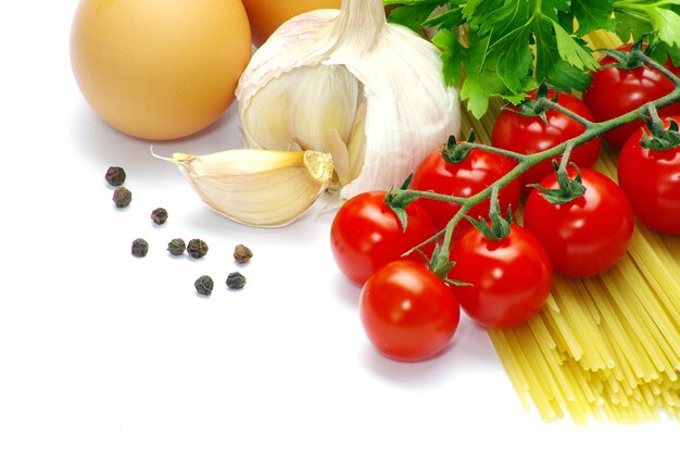 Macarrão com tomate em um fundo branco