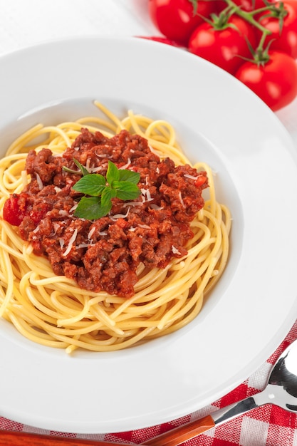 Foto macarrão com tomate em um prato branco