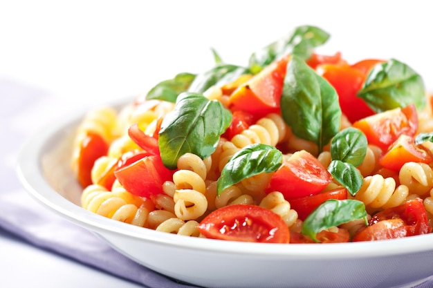 Macarrão com tomate fresco e manjericão em um prato