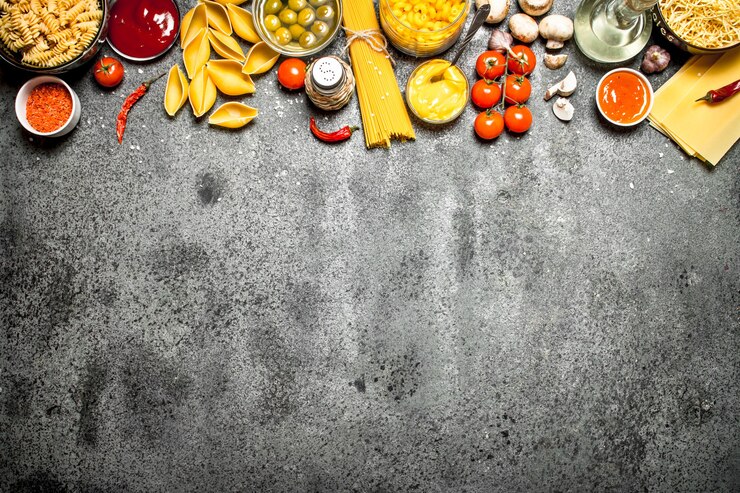 Foto macarrão com tomates, azeitonas e temperos