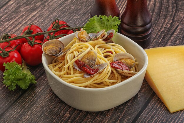 Macarrão com vongole e tomate seco