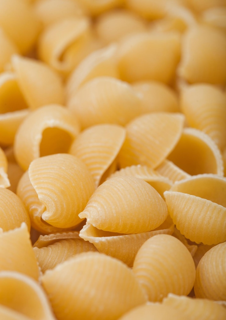 Foto macarrão conchiglie clássico cru fresco ias textura de fundo macro