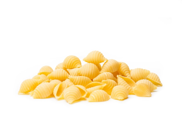 Macarrão Conchiglie isolado em um fundo branco com espaço de cópia