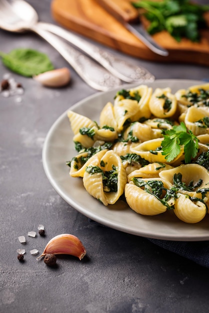 Macarrão Conchiglioni com espinafre em molho cremoso