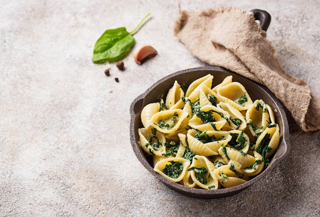 Macarrão conchiglioni com espinafre em molho cremoso