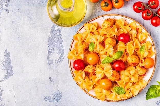 Macarrão cozido com almôndegas e molho de tomate