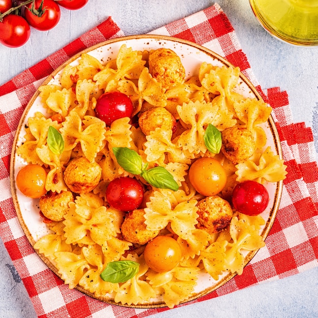 Macarrão cozido com almôndegas e molho de tomate