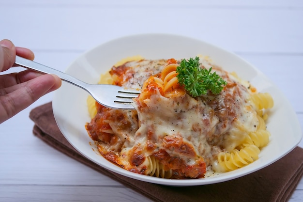 Macarrão cozido com molho de tomate e queijo