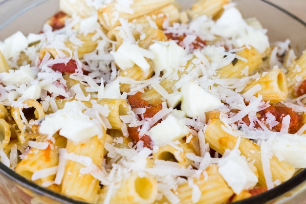 Macarrão cozido com queijo e molho