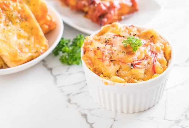 macarrão cozido com queijo e vara de caranguejo