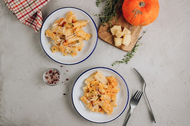 Macarrão cremoso de tortiglioni de abóbora torrada com queijo parmesão e tomilho